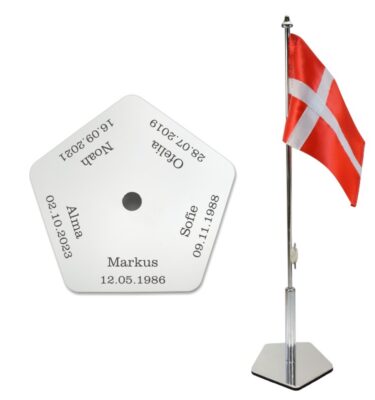 Femkantet bordflag til Familie med indgravering af navne og datoer