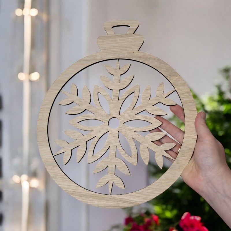 Stor Julekugle i Egefiner - Snefnug Design med Rød Sløjfe 30 cm stor julekugle i egefiner med udskåret snefnug og rød sløjfe – smuk juledekoration.