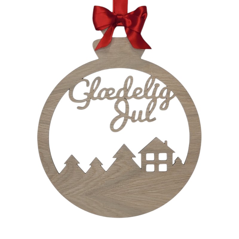 Stor julekugle i egefiner med udskåret "Glædelig Jul" og vinterlandskabsmotiv, 30 cm i diameter.