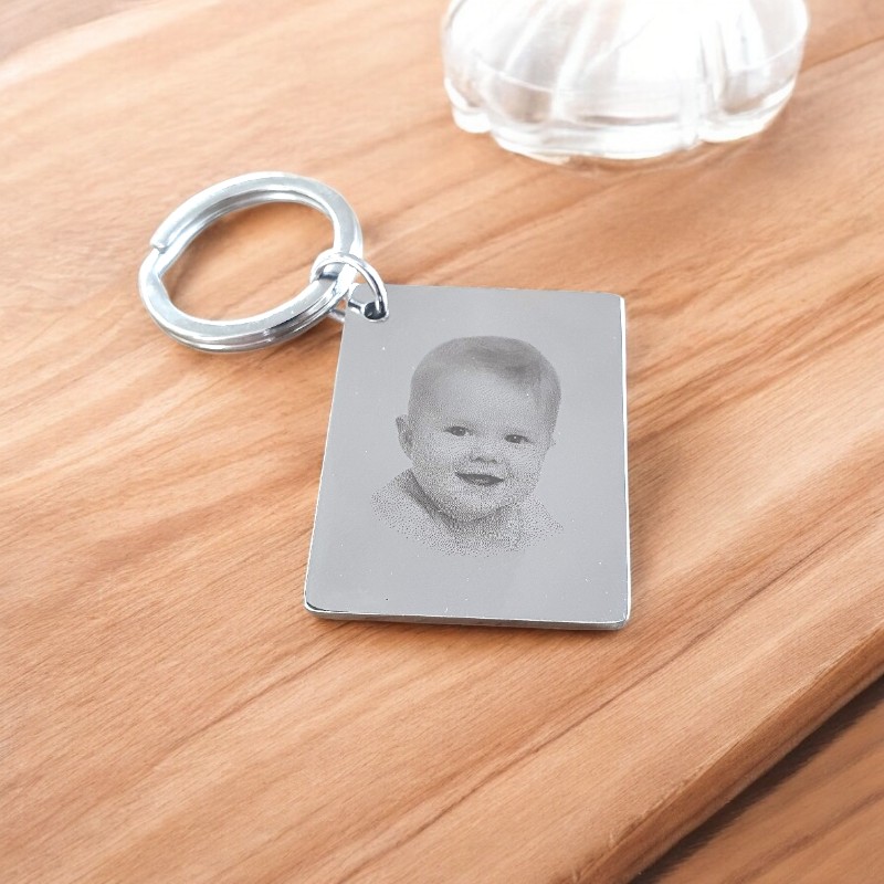 Firkantet Nøglering med Personligt Foto og Navn - Perfekt Gave Firkantet metalnøglering med personlig gravering af foto og navn – ideel som gave eller minde.