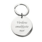 Rund nøglering i metal med personlig tekstgravering – ideel som gave eller mindeværdig accessory.