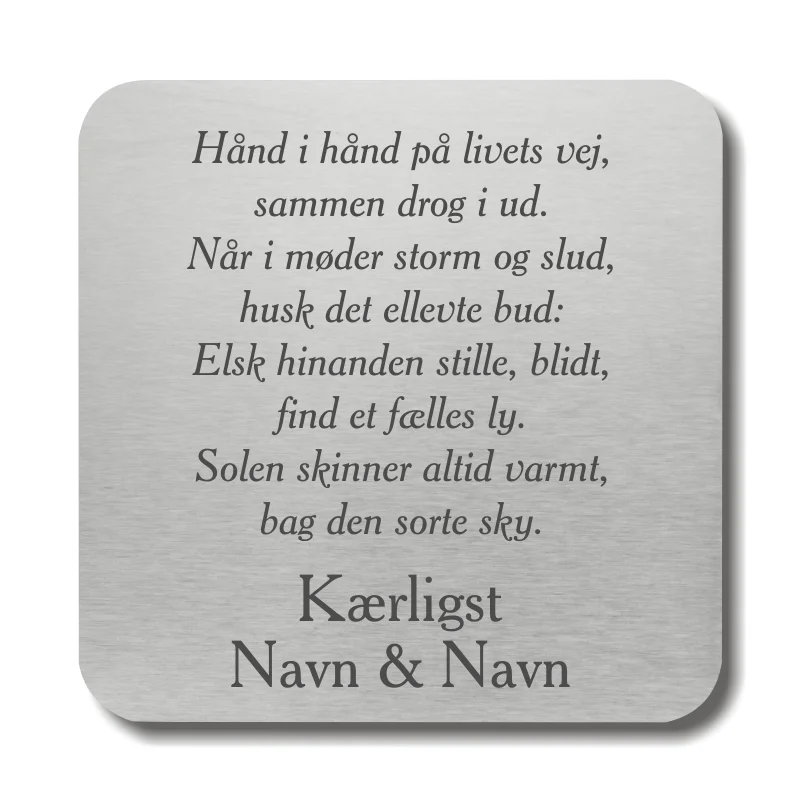 Citatplade 'Hånd i hånd' graveret med hjertevarme ord om kærlighed og sammenhold på en sølvfarvet baggrund.