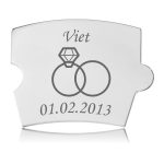 Memozz Spin brik 'Viet' med detaljeret gravering af to vielsesringe og dato i poleret stål. En mindebrik til en mindetavle for bryllup.